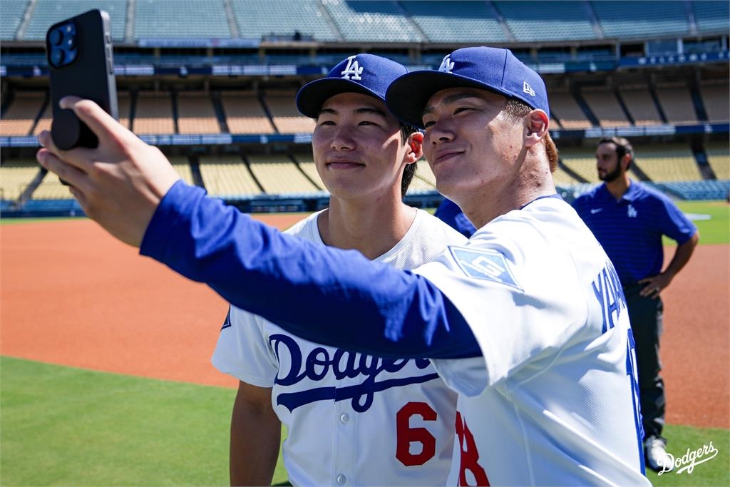 MLB/道奇拍大合照「不用再P山本」!柯蕭+自由男站C位、大谷排紅中偏右
