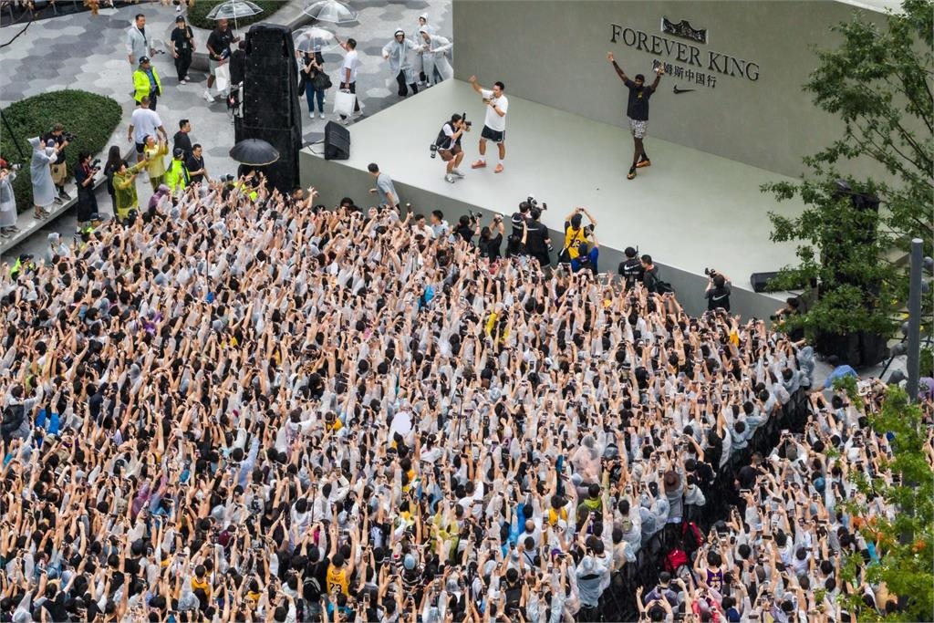 NBA／一張「吾皇萬歲照」秒懂魅力！詹皇任訓練營導師、台小將獲職籃球隊青睞