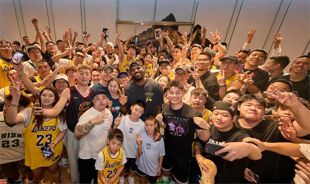 NBA／一張「吾皇萬歲照」秒懂魅力！詹皇任訓練營導師、台小將獲職籃球隊青睞