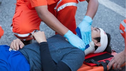 車禍撞斷牙齒還能黏回去嗎？ 醫揭真相：實務上效果差，裂在「這位置」還得抽神經