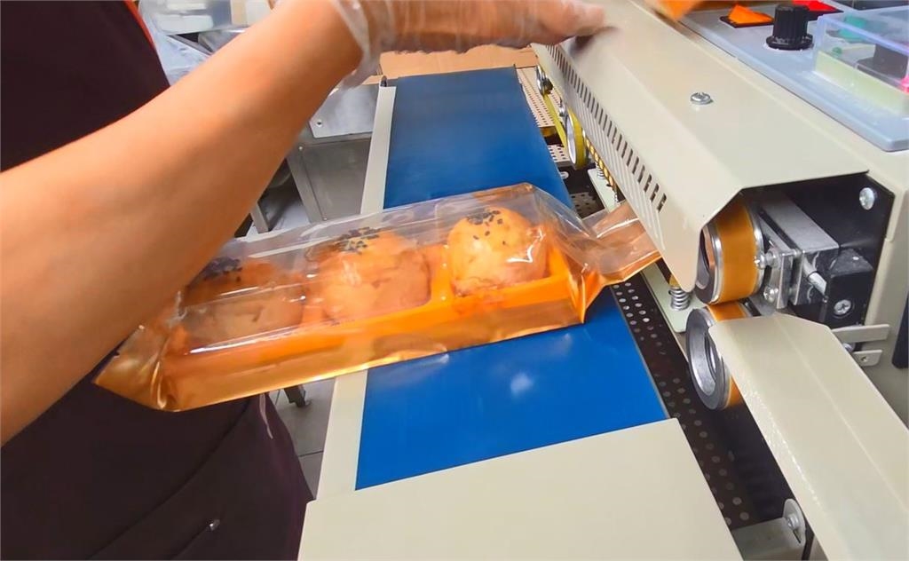 中秋訂單爆量忙到手軟！　花蓮地表最強蛋黃酥加班趕工