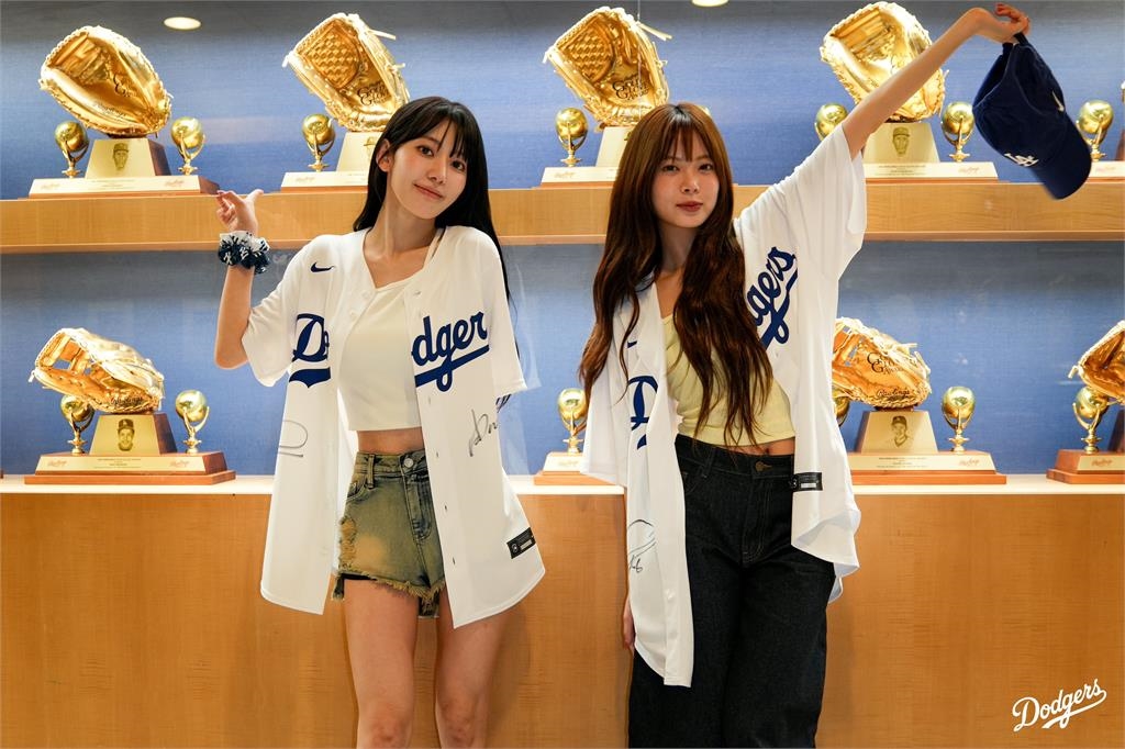 MLB(影)／道奇金慧成合體韓國女團　與LE SSERAFIM合照「雙手握緊緊」