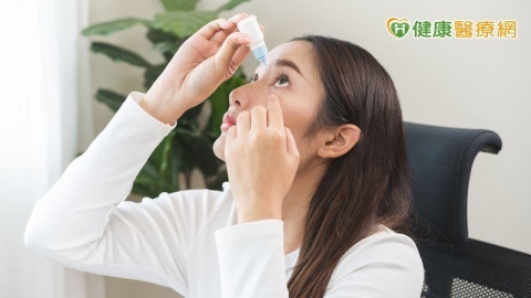 眼藥水別用錯 直接滴眼球恐刺激角膜!藥師教你如何正確使用