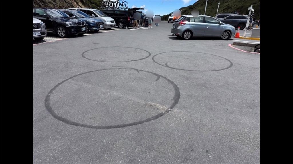 武嶺遊客多引亂象！　阿姨翻欄杆「拍美照」險象環生