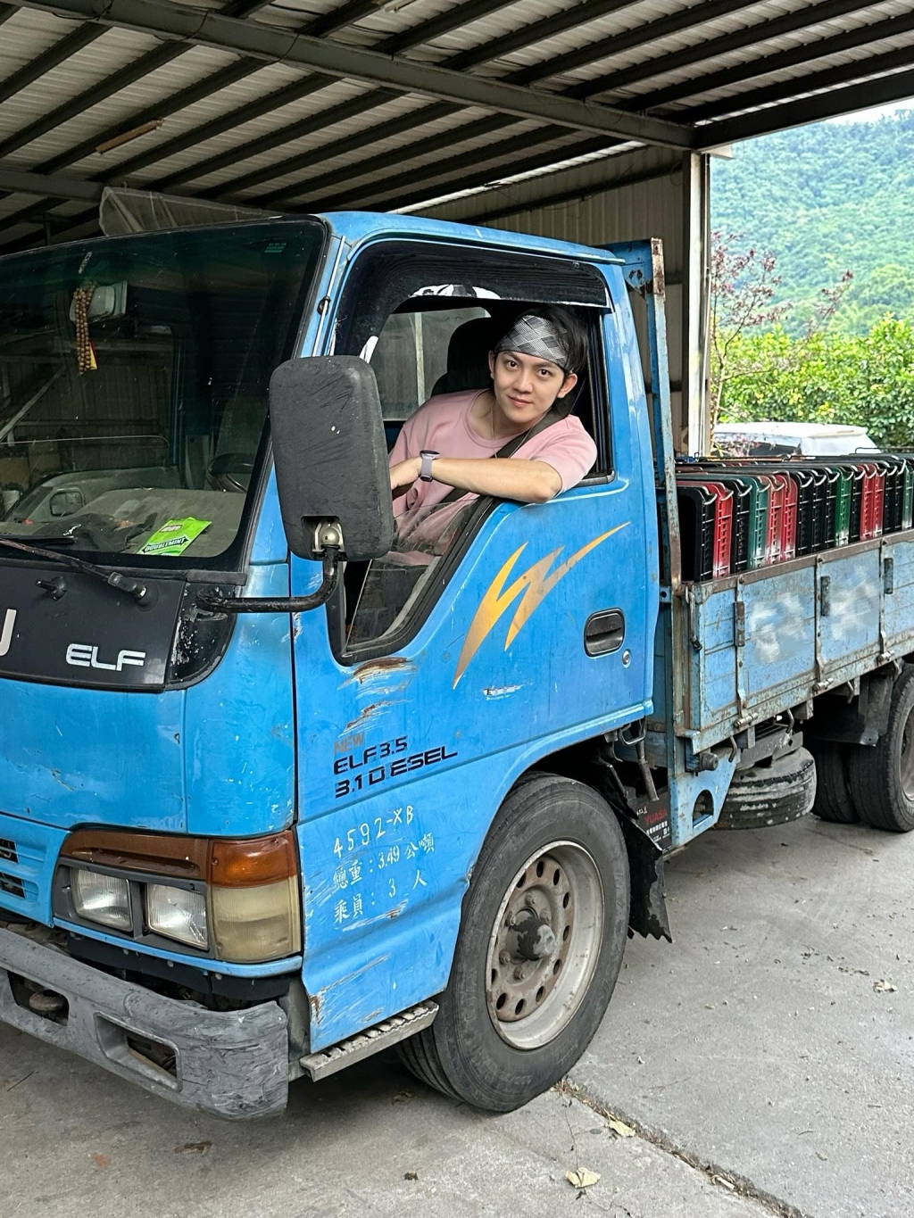 郭忠祐暫卸演藝工作返鄉!本人親曬「開貨車」上工照 網暖喊:加油