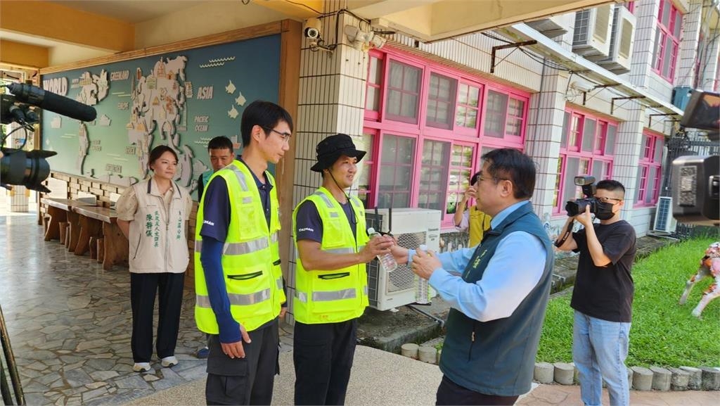 防治登革熱不間斷，黃偉哲市長視察無人機執行狀況並感謝防疫人員協助孳清巡查及清除！