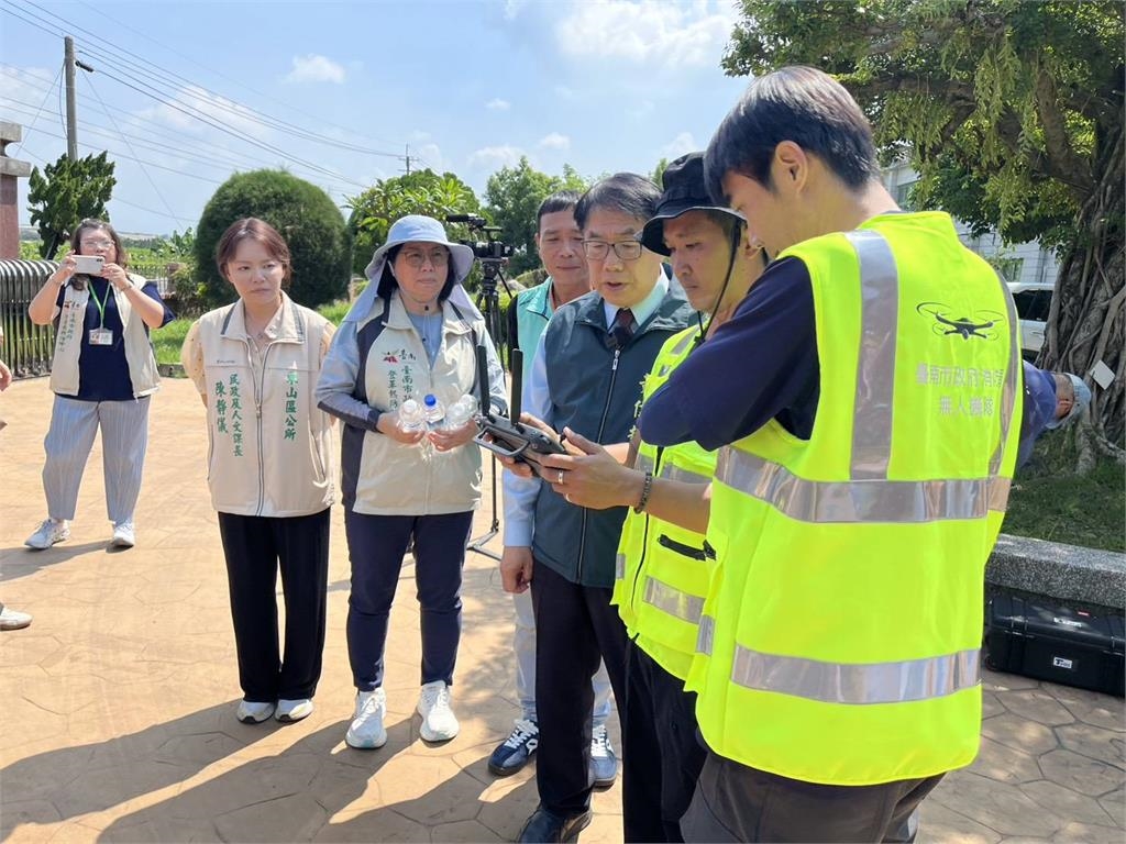 防治登革熱不間斷，黃偉哲市長視察無人機執行狀況並感謝防疫人員協助孳清巡查及清除！