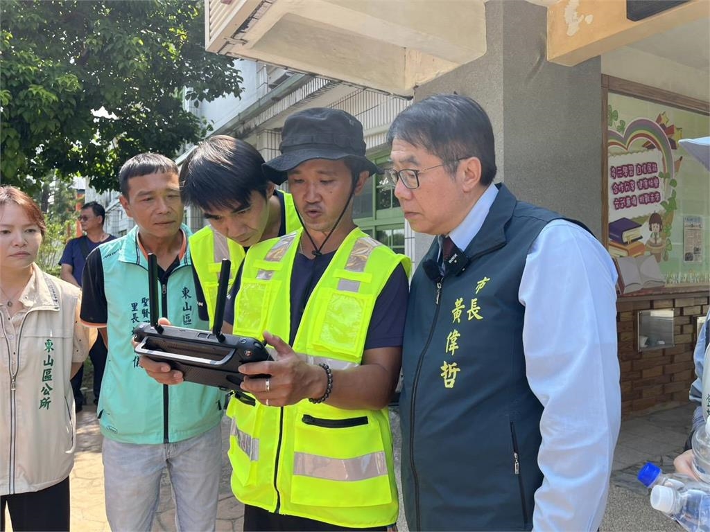 防治登革熱不間斷，黃偉哲市長視察無人機執行狀況並感謝防疫人員協助孳清巡查及清除！