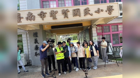 防治登革熱不間斷,黃偉哲市長視察無人機執行狀況並感謝防疫人員協助孳清巡查及清除!