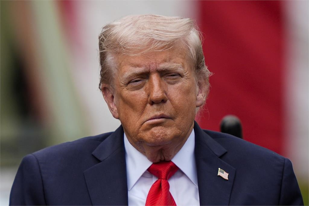 川普眼歪嘴斜「右臉詭異下垂」疑快中風！網一看急喊：這老兄是不是不行了