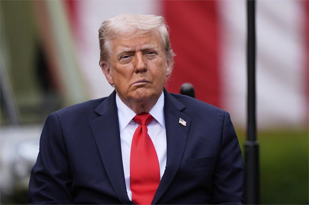 川普眼歪嘴斜「右臉詭異下垂」疑快中風！網一看急喊：這老兄是不是不行了