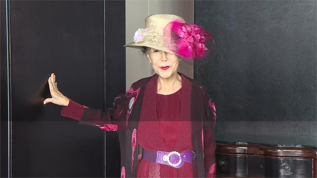 「金曲小姐」洪小喬親揭圓帽遮臉５４年原因　自爆曾遭食品大亨月付４００萬求包養