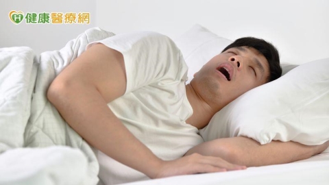 假日放縱抽菸喝酒恐成健康隱憂　研究：睡眠呼吸中止症常在週末惡化