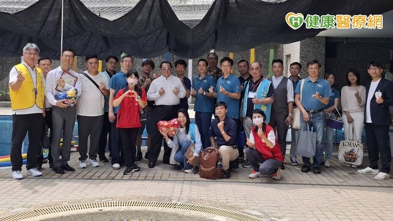 攜手傳遞愛!扶輪社支持仁愛基金會 水中復健帶來自信與笑容