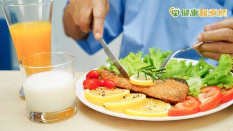 65歲婦人背痛2年竟是骨質疏鬆！　醫教「這樣做」防骨本流失