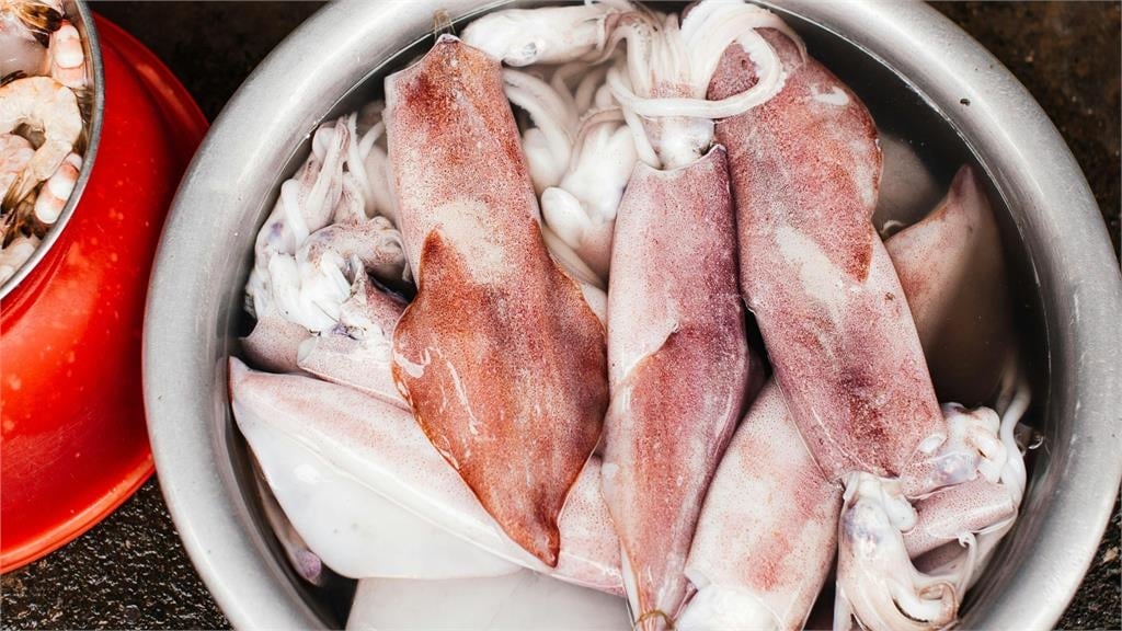 一份60元「炸魷魚」竟不到10塊!老闆稱「生食級」慘遭打臉:是生氣級…