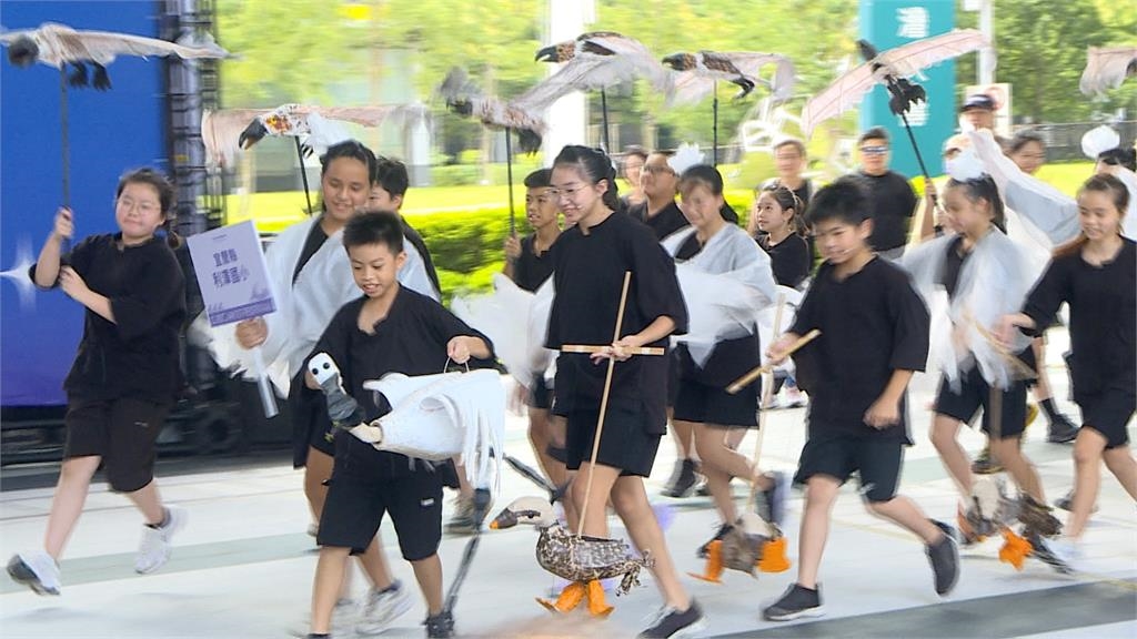 五公尺「神獸」霸氣現身!新舞臺藝術節熱鬧登場