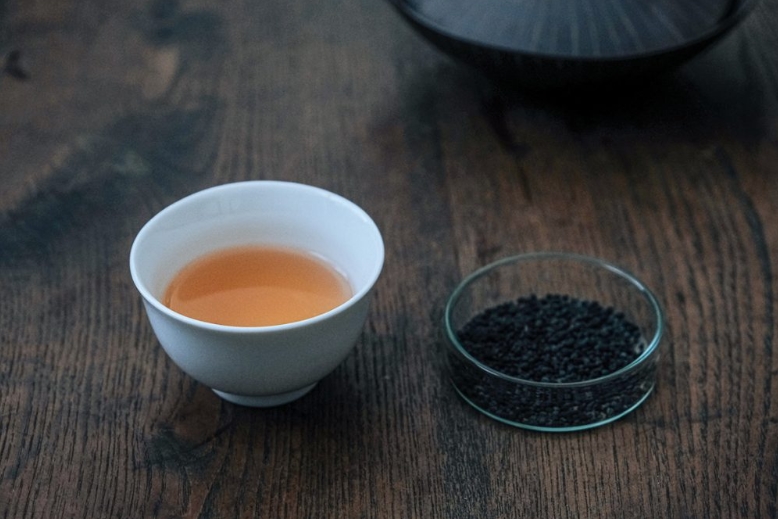 毛毛蟲排泄物也能泡茶?日本博士生研發「蟲糞茶」香氣迷人獲頒獎項