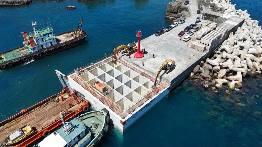 宜蘭大溪漁港平台船沉沒 損失千萬工程恐延宕