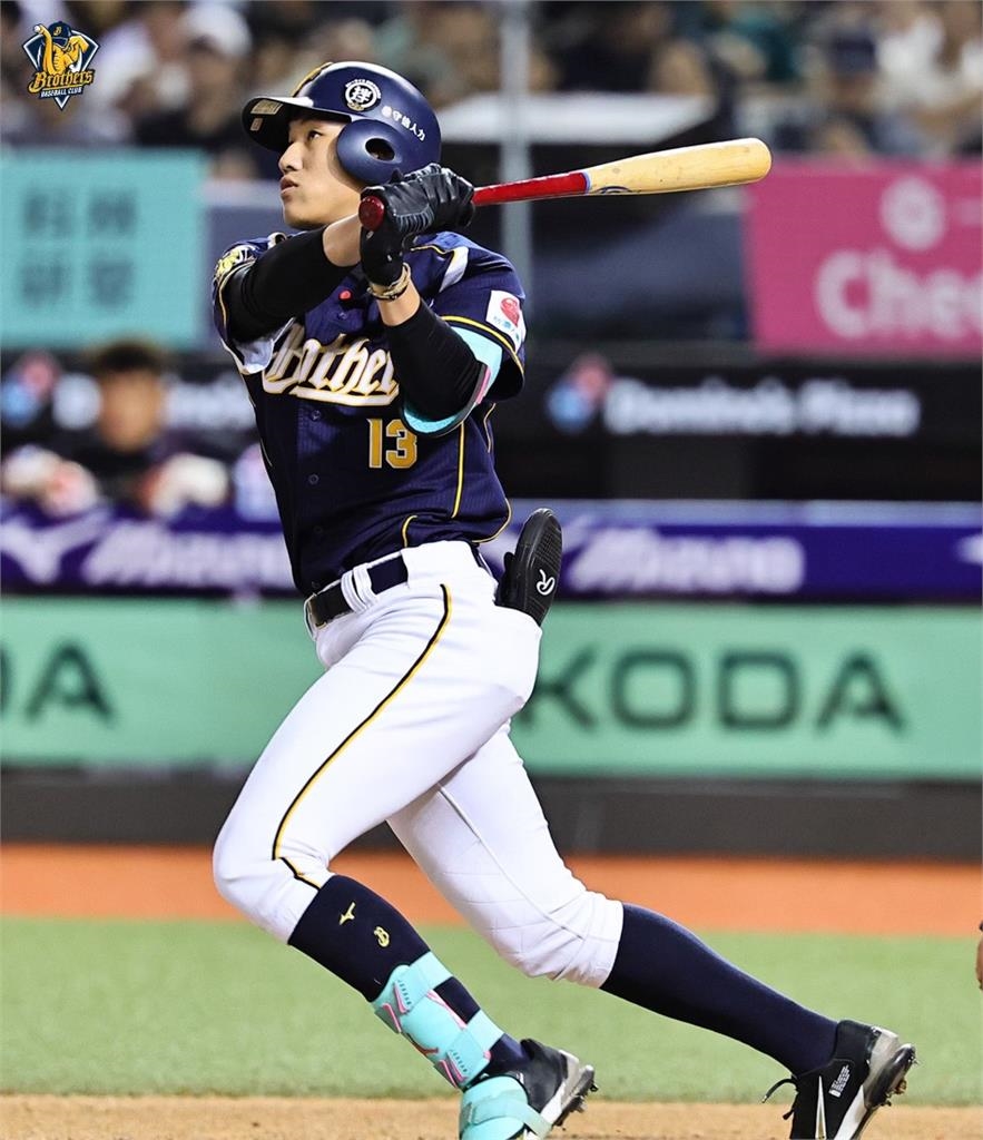 中職(影)/中信兄弟許庭綸大巨蛋首轟出爐!逆轉三分砲助黃衫軍點亮魔術數字M13