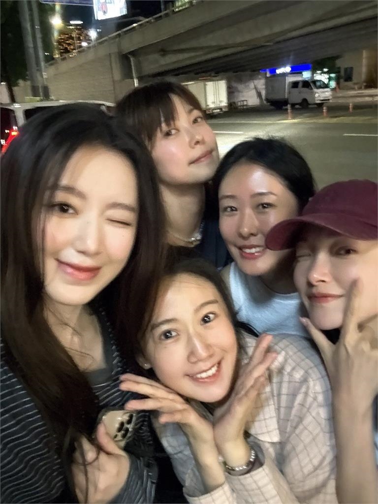 南韓旅遊找來「高級地陪」竟是舒華！0偽裝「街頭幫拍照」網嚇：以為AI