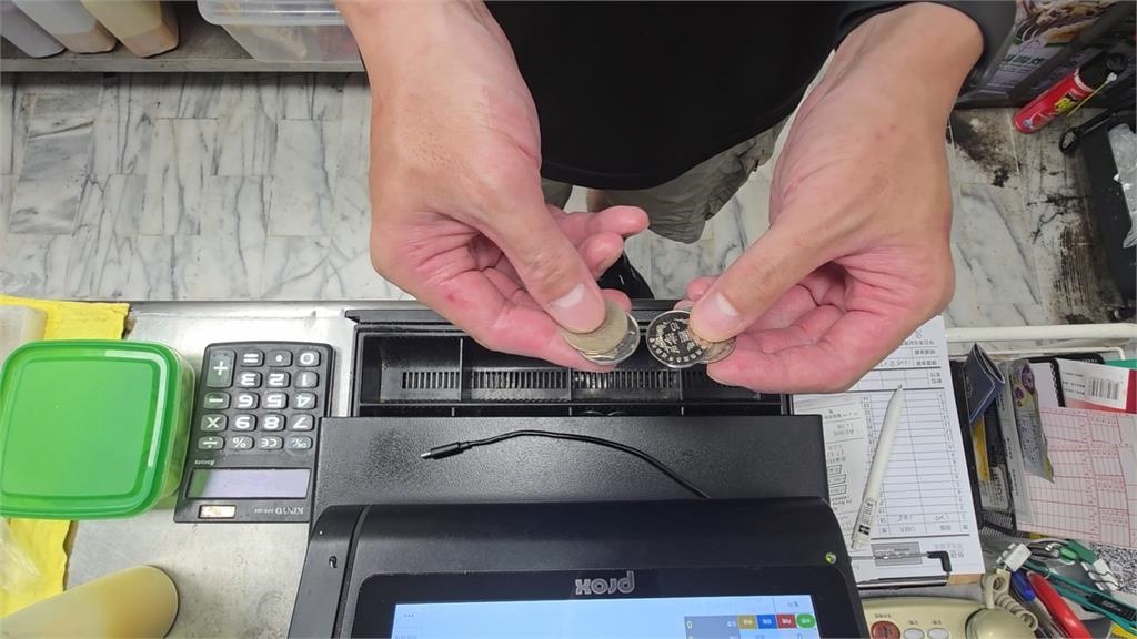 假的！收１０元硬幣驚見「小丑臉」　宵夜店老闆傻眼、網友笑翻