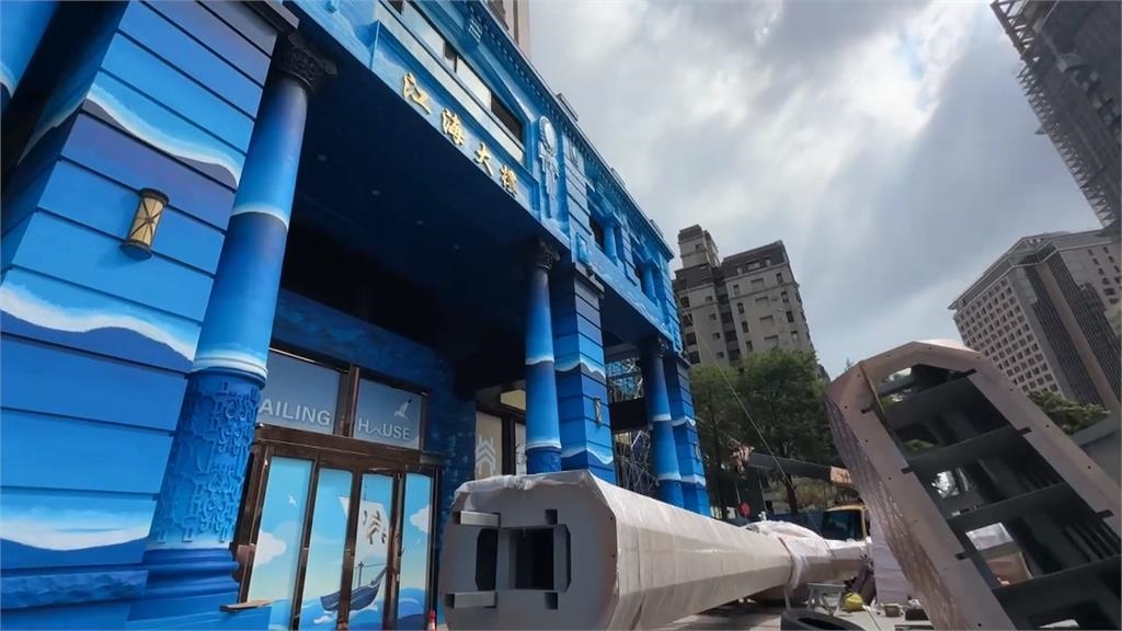 竹北「江海大樓」裝置牛牛消失改披藍衣 網友：超級沒美感