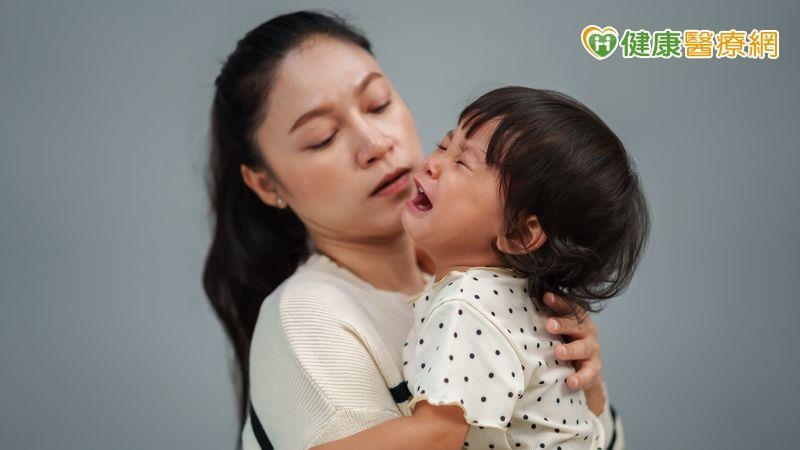 小孩生氣動手別再只說「怎麼可以打人」　心理師授５招接住孩子情緒！