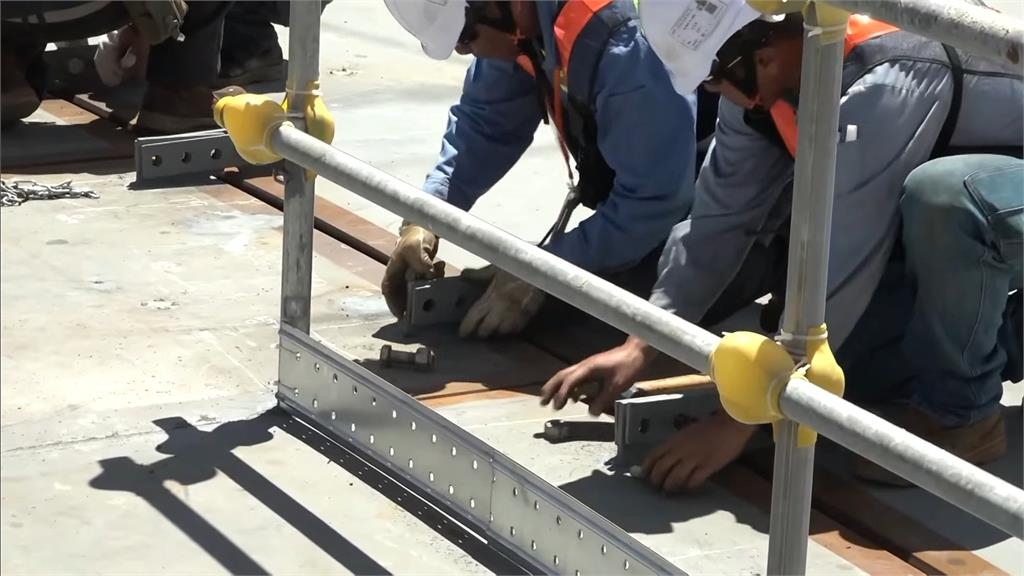 最後拼圖！　淡江大橋正式合龍　總統、交通部長見證