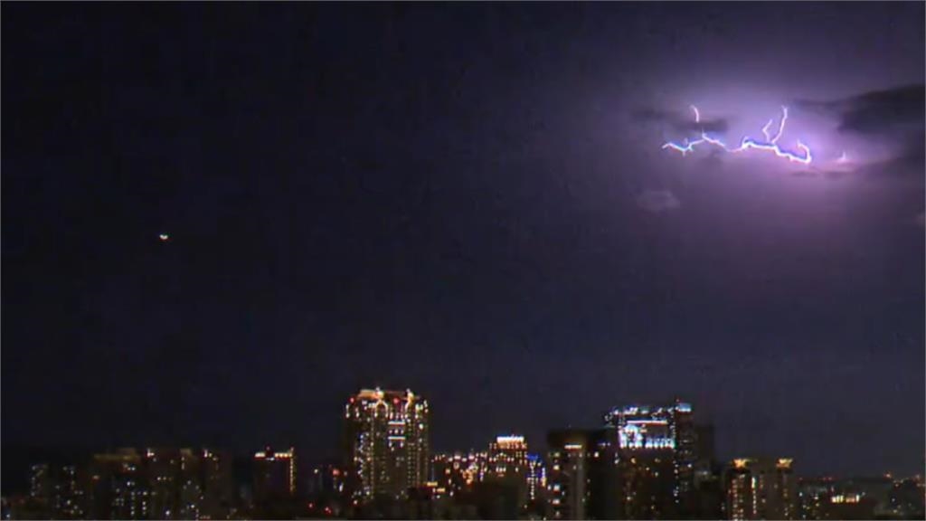 台南空中「驚見白龍魔舞」炸裂狂閃！專家解答「背後真相」網嚇：誰在渡劫？