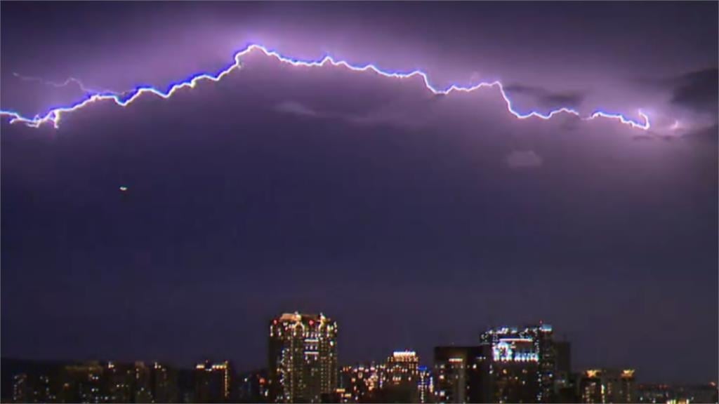 台南空中「驚見白龍魔舞」炸裂狂閃！專家解答「背後真相」網嚇：誰在渡劫？