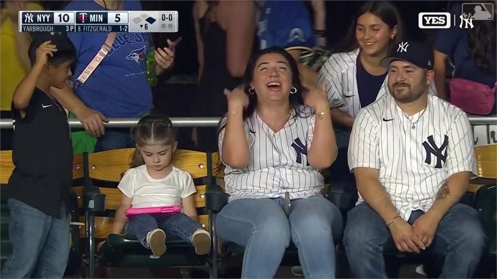 MLB(影)／超淡定金髮小妹！洋基球迷求婚嗨翻球場　她「只興奮2秒」意外爆紅