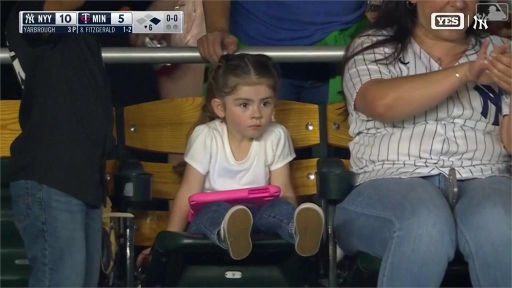 MLB(影)／超淡定金髮小妹！洋基球迷求婚嗨翻球場　她「只興奮2秒」意外爆紅