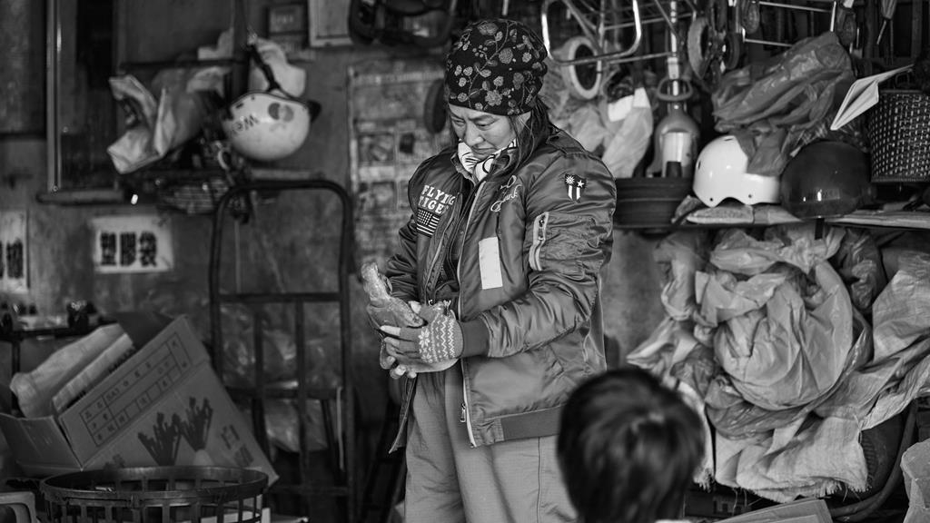 楊麗音路邊拾荒畫面曝！親揭回收物用途 被家中三孩「貼心舉動」暖到