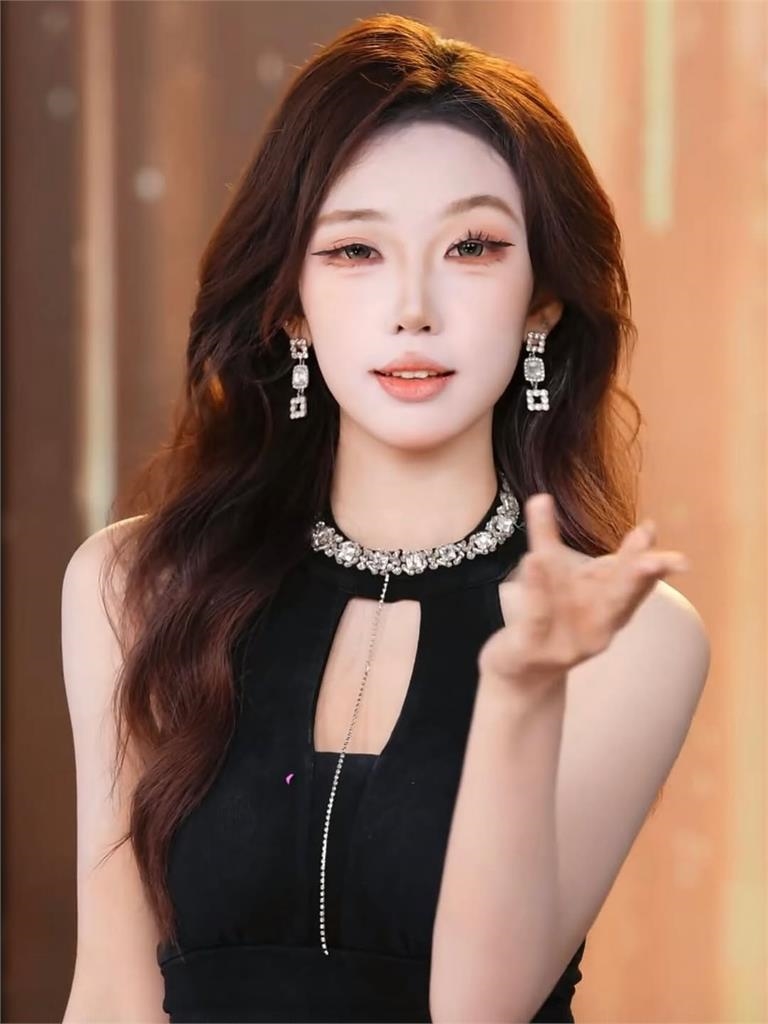 楓葉姊姊團播「甜嗓成新女神」　1舉動濾鏡無預警失效「膨脹真面目曝」