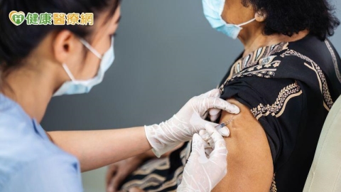 65歲婦咳嗽嗜睡、胃口差　一檢竟「雙肺全白」確診肺炎