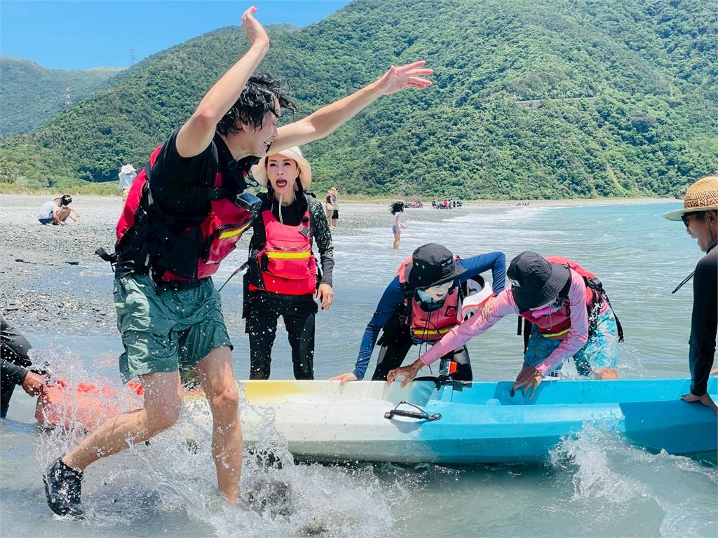 《綜藝新時代》黃鐙輝體驗獨木舟!全方位「翻船」氣得大吼