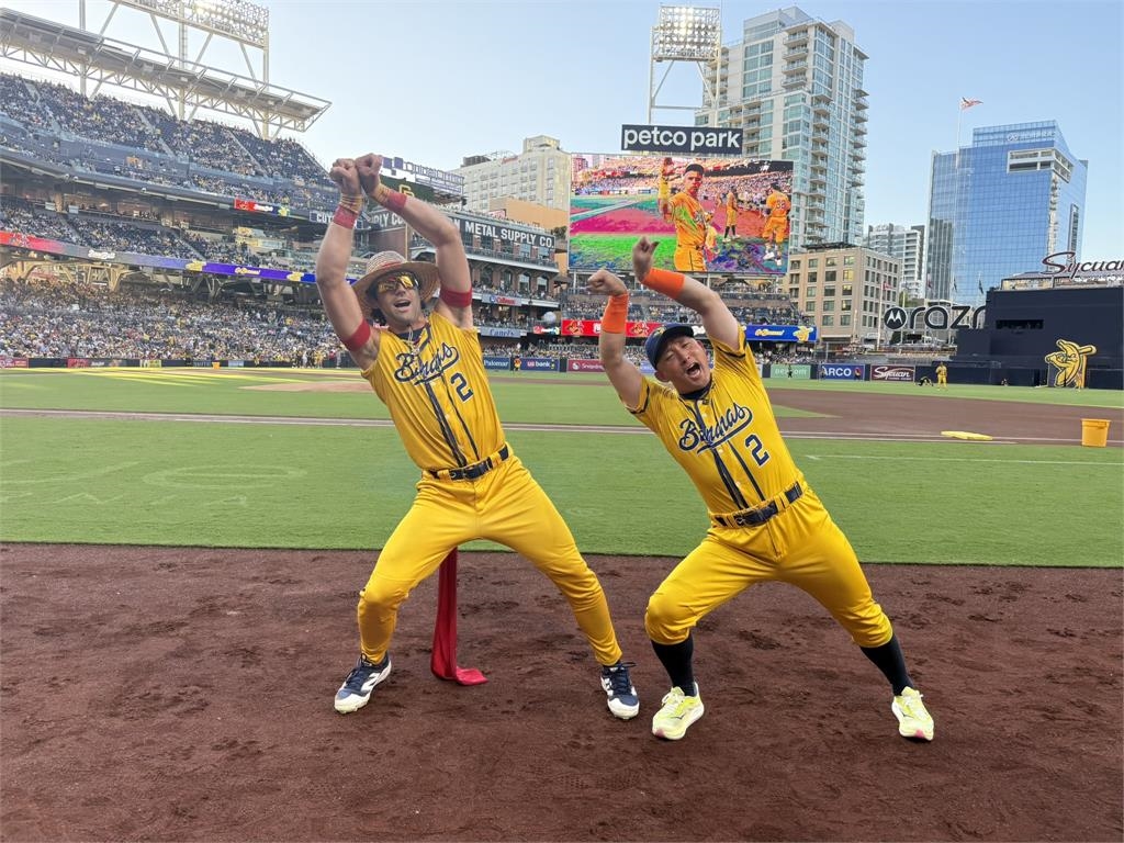 棒球/邊打球邊唱歌熱舞翻觔斗 香蕉隊超娛樂化內容席捲美國掀棒球革命