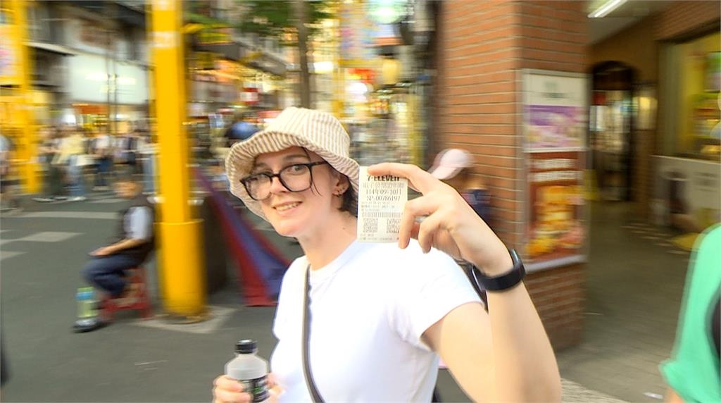 一天近200張發票! 西門發票伯去年兌中「1萬元」