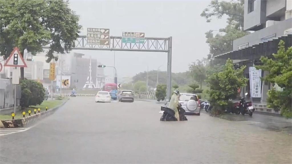嘉義午後暴雨! 「多路段嚴重積水」騎士摔跤