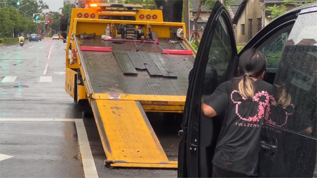 嘉義午後暴雨! 「多路段嚴重積水」騎士摔跤