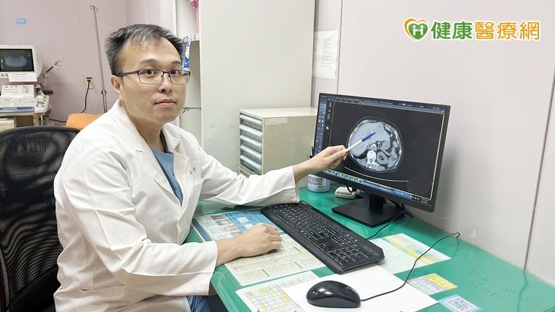 92歲嬤腹痛竟是肝腫瘤破裂 急診醫「第二支聽診器」救回