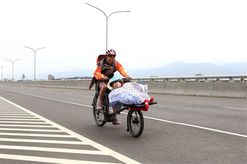 「腦麻兒小比」8年征戰300場馬拉松、攻玉山！超跑媽媽含淚證實：去當小天使了