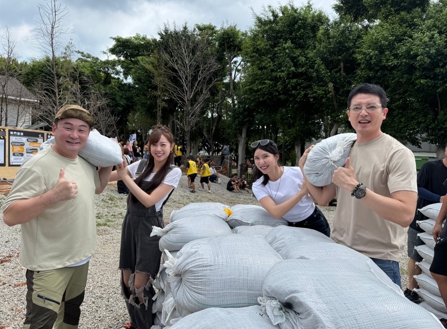 超硬派嘉年華!建商辦「工地勇士」大賽 3噸沙包搬到爽 藝人也撩下去