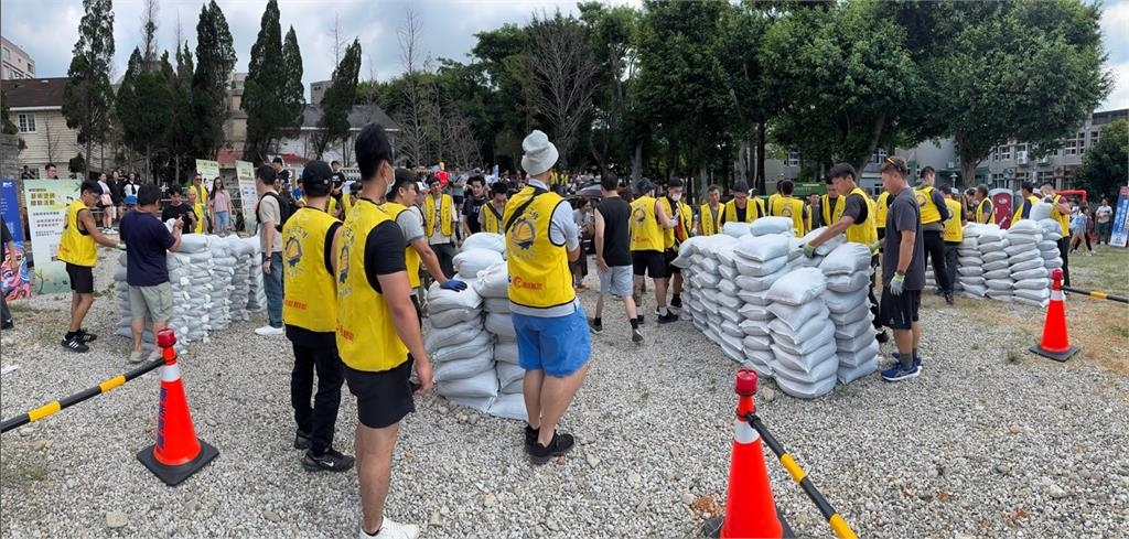超硬派嘉年華!建商辦「工地勇士」大賽 3噸沙包搬到爽 藝人也撩下去
