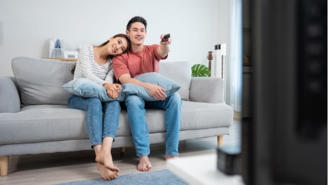 下班「追劇四小時」就會傷腦？ 泰研究：阿茲海默症風險恐增32%，還可能引起3種疾病