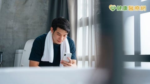 上廁所邊滑手機？研究：痔瘡風險增近5成！醫籲「短影音看兩則就好」