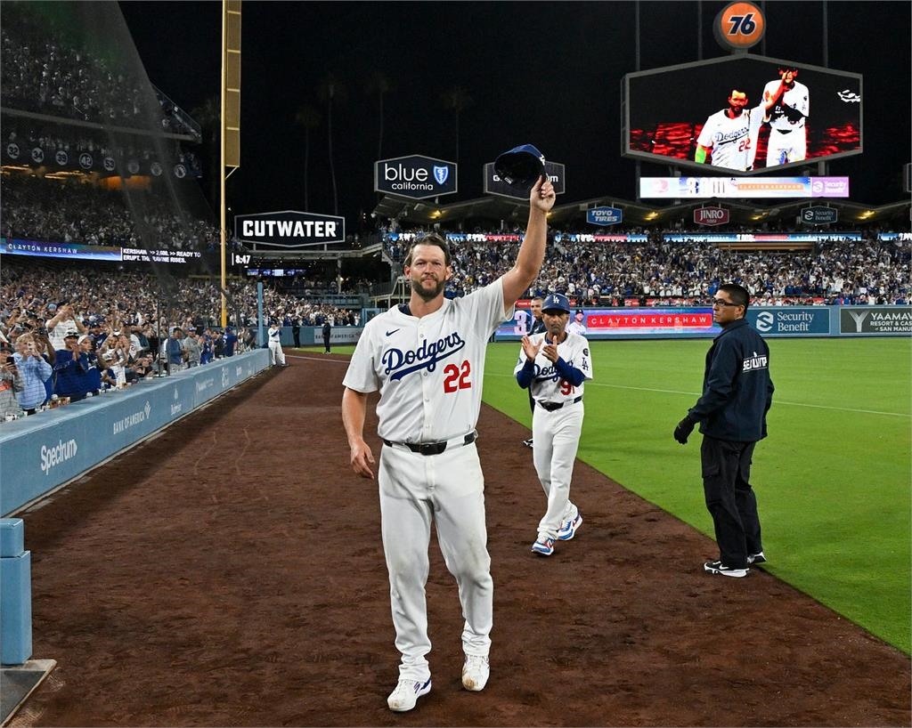 MLB(影)／柯蕭生涯例行賽最終戰4.1局退場！接受滿場球迷歡呼無緣勝投畫下句點