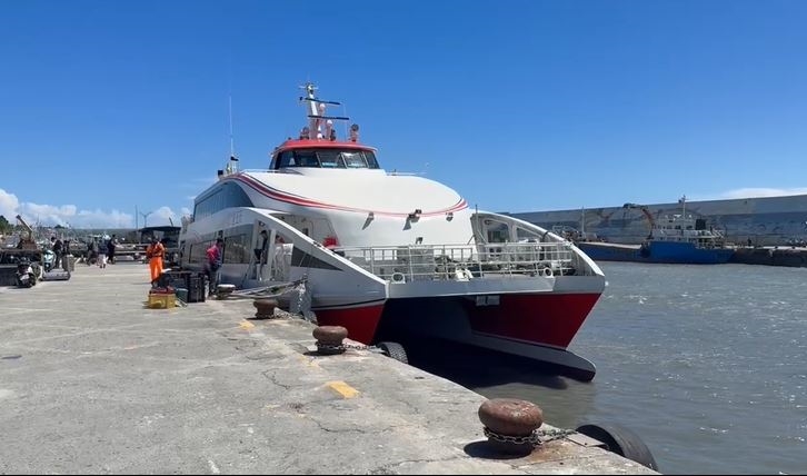 樺加沙進逼　海象差　綠島蘭嶼往來台東般班停駛　遊客搶回.漁民防颱