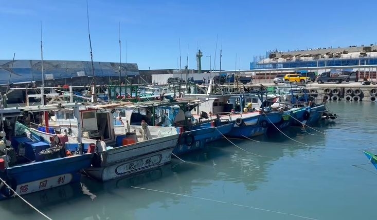 樺加沙進逼　海象差　綠島蘭嶼往來台東般班停駛　遊客搶回.漁民防颱